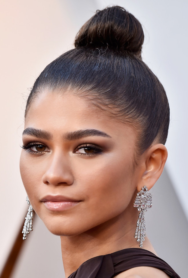  تسريحات الكعكة العالية على طريقة Zendaya