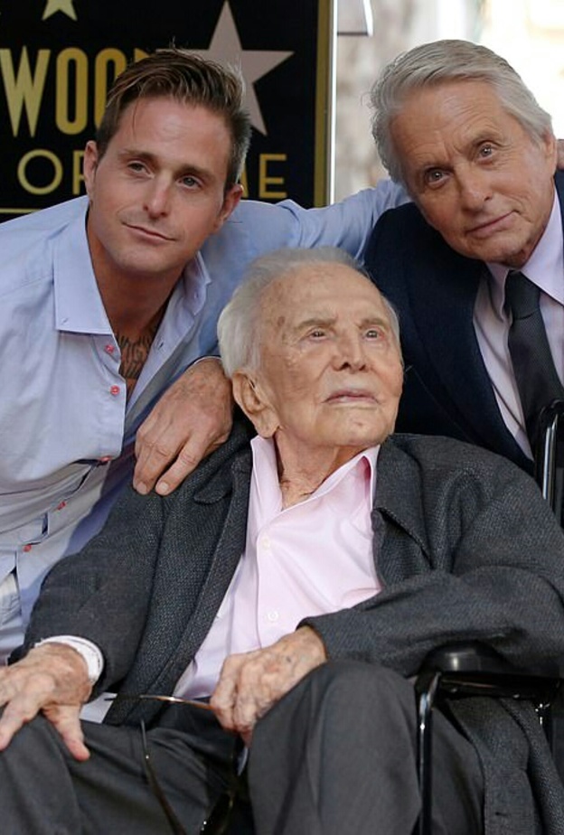 كيرك دوجلاس وعائلته