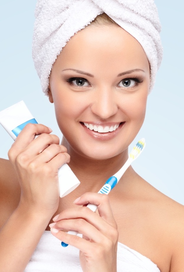 تعرفي الى استخدامات معجون الاسنان الجمالية