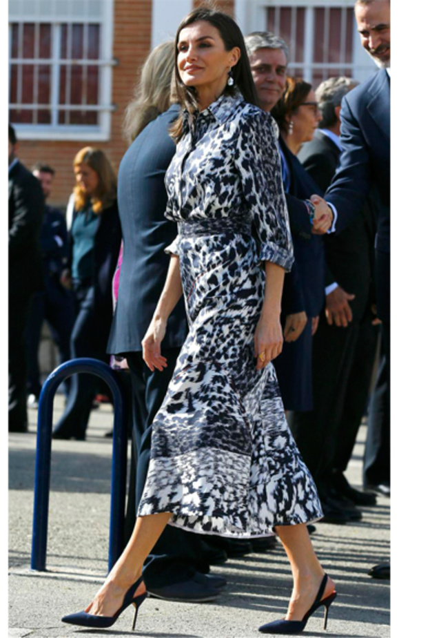 تميّز الفستان بياقة بيتر بان والحزام الذي حدد خصرها