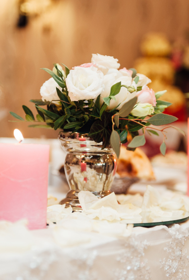 استعيني بجذوع الاشجار لتزيين طاولات زفافك الشتوي