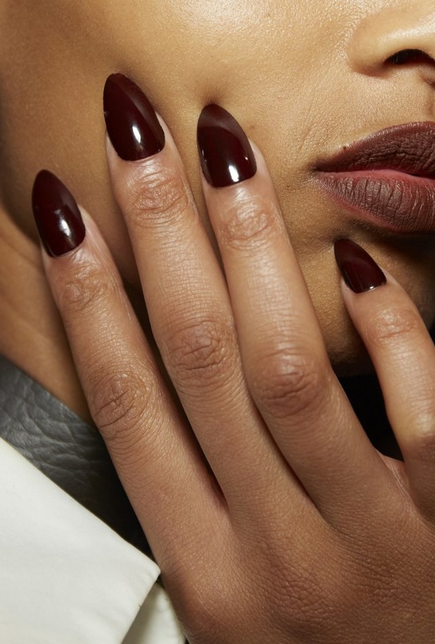 الوان طلاء أظافر داكنة ساحرة لشتاء 2020