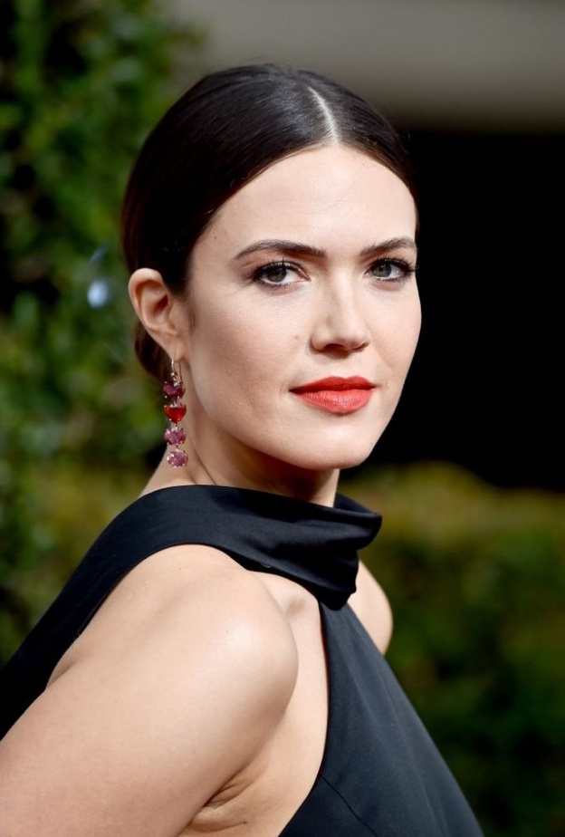 ماندي مور متألقة بزوج من الأقراط الماسية الأنيقة من ماركة Beladora 