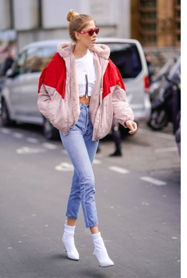 لوكات شبابية مميزة في الجينز والبوت الأبيض القصير