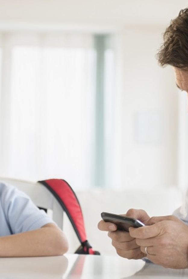 6 أخطاء قاتلة للأب في تربية الأبناء 