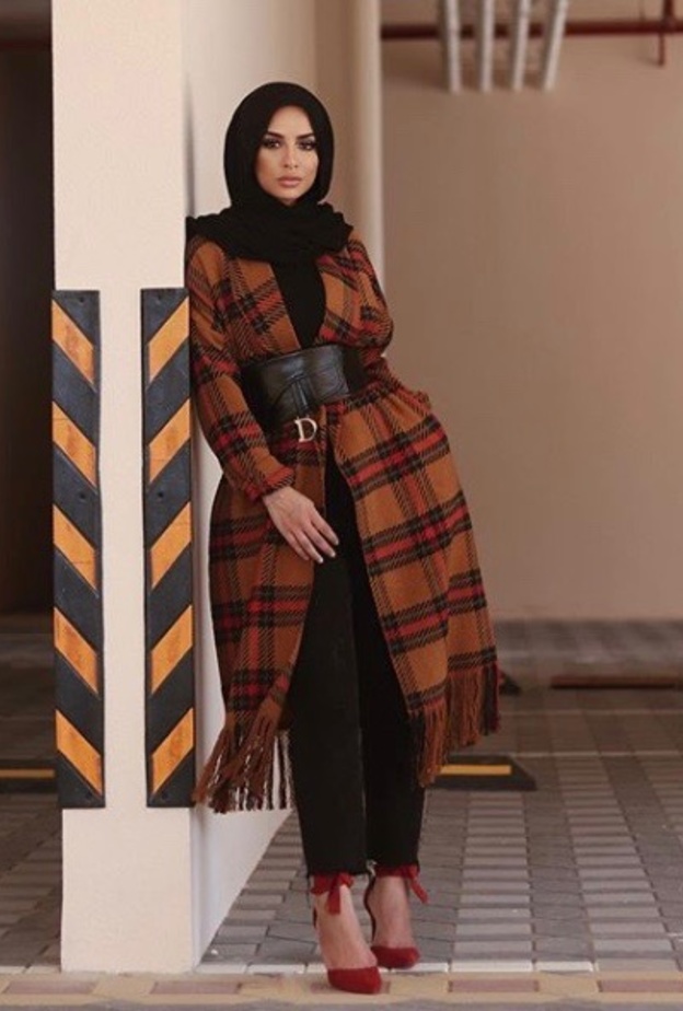 اختارت دلال الدوب البالطو الطويل باللون البيج