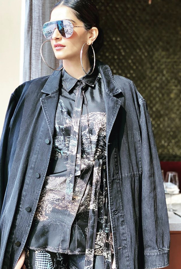 سونام كابور بإطلالة عصرية أنيقة في أحدث ظهور لها 