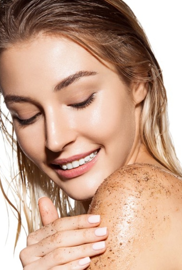 تقشير الجسم بالملح وزيت الزيتون