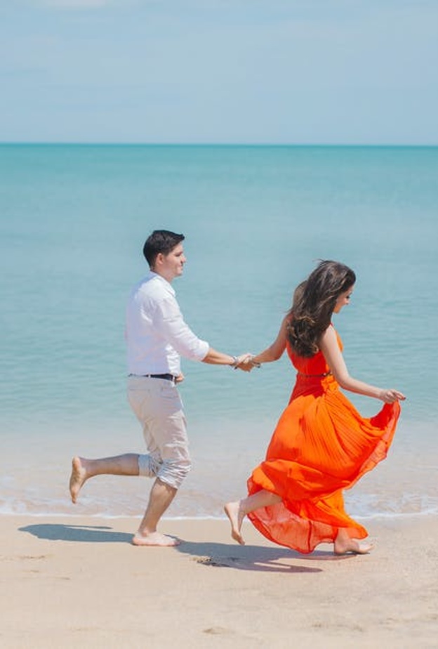 البالونات الحمراء تضفي جوا مميزا في يوم الحب