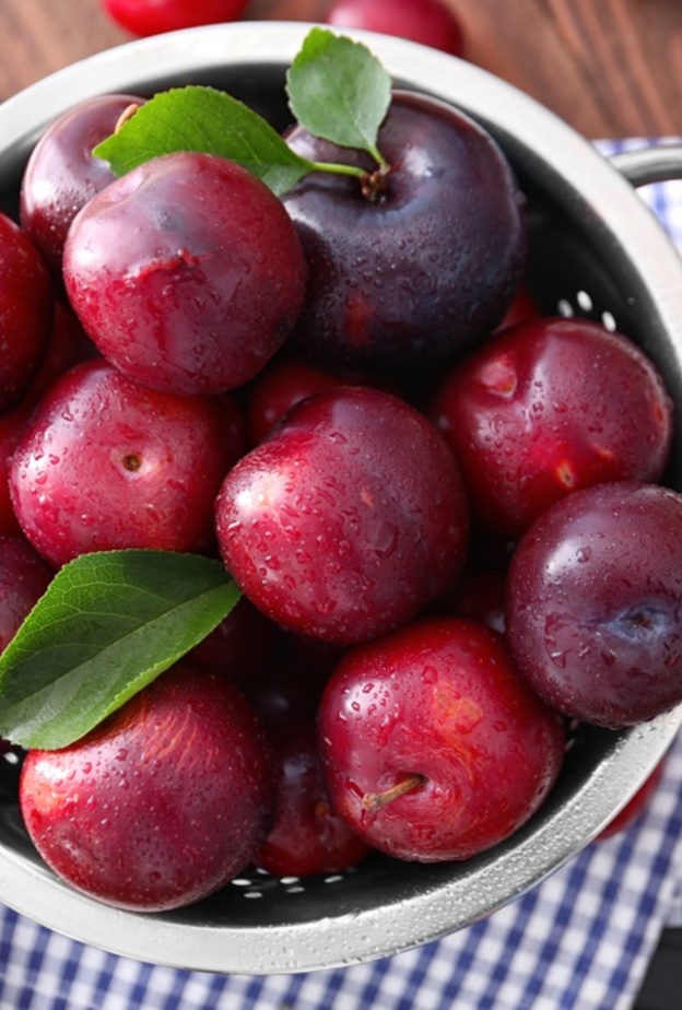 فوائد الخوخ الاسود للرجيم