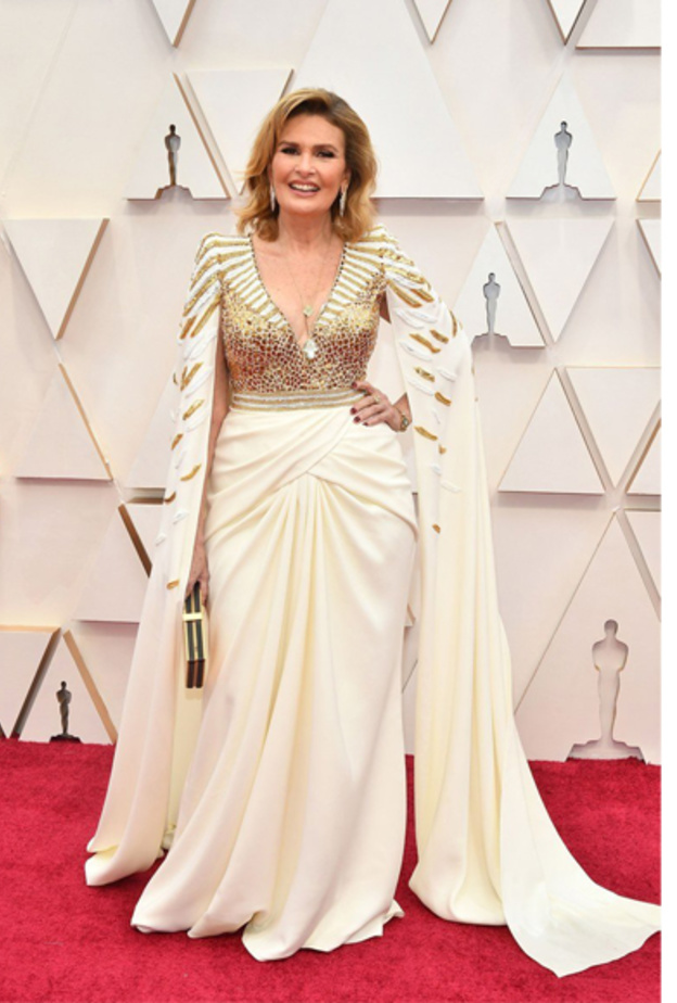 اختارت Molly Sims فستان حريري مع تفاصيل الشك على الجهة العليا للتصميم وتفاصيل الاقمشة المتداخلة من الخلف من توقيع زهير مراد Zuhair Murad