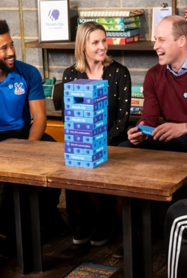 ويليام يلعب مع لابي كرة القدم لعبة Jenga 