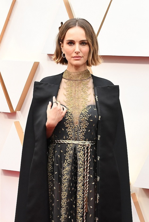 ناتالي بورتمان تدعم المخرجات النساء بموضة الكاب الاسود مع تطريز أسماء هؤلاء المخرجات على جهة واحدة من أطراف الكاب