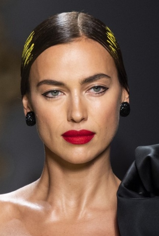 لا تترددي باختيار أحمر الشفاه الأحمر العنابي في يوم الحب