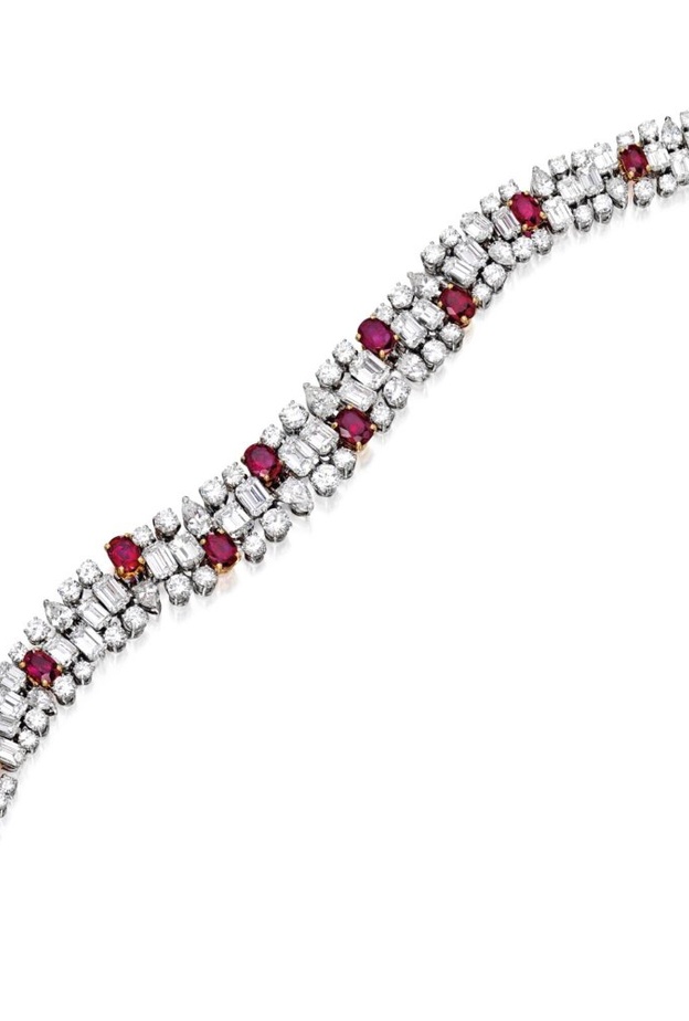 سوار عريض فاخر مزين بأحجار الألماس والروبي قطع قلب من Graff