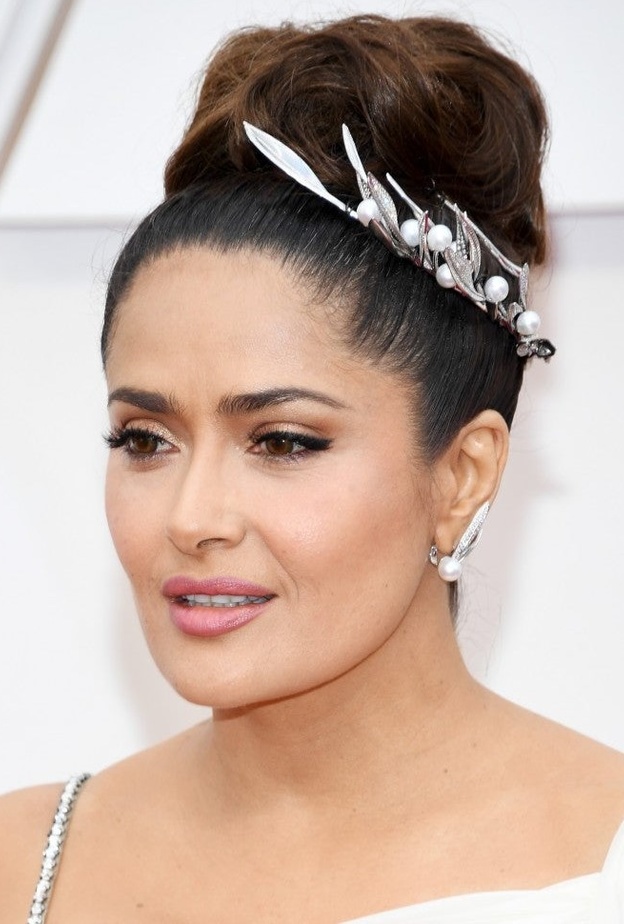 سلمى حايك بتسريحة الكعكة مع الاكسسوار الجانبي