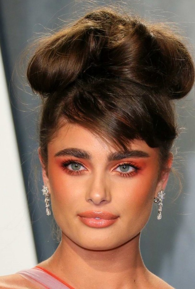 إطلالة جمالية جريئة اختارتها taylor hill