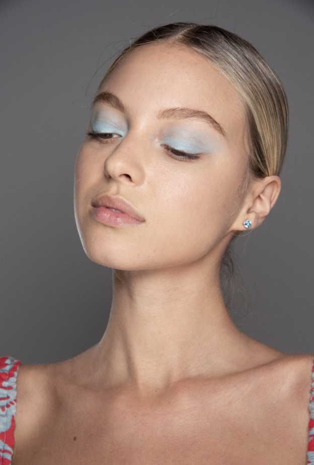 أدخلي الظلال الأزق على عينيك بهذه الطريقة