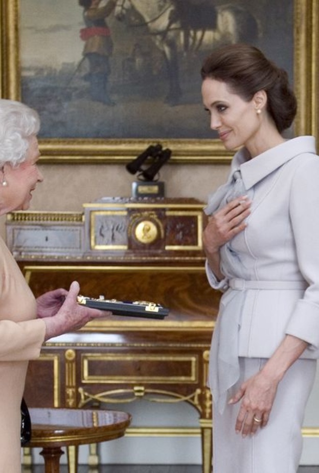 الملكة اليزابيث تعطي أنجلينا جولي الوسام الملكي