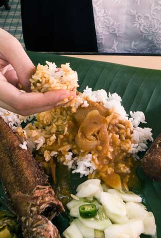  تناول الطعام باليد يجعل مذاقه أفضل