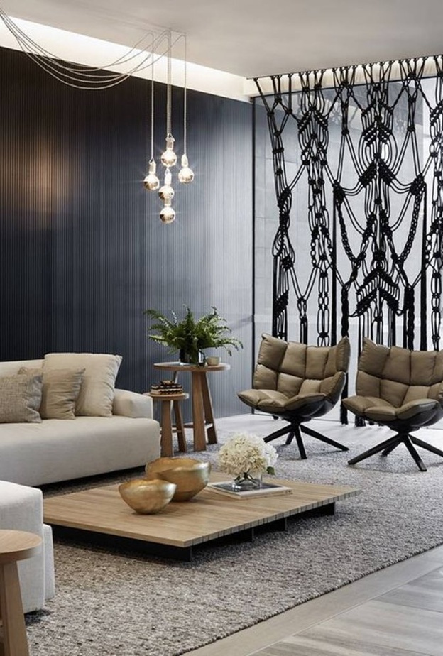 جدار بسيط من الزجاج يحدد غرفة الطعام