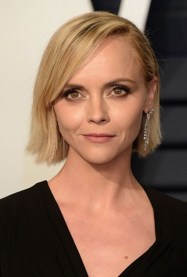 المكياج السموكي يبرز جمال عينيها