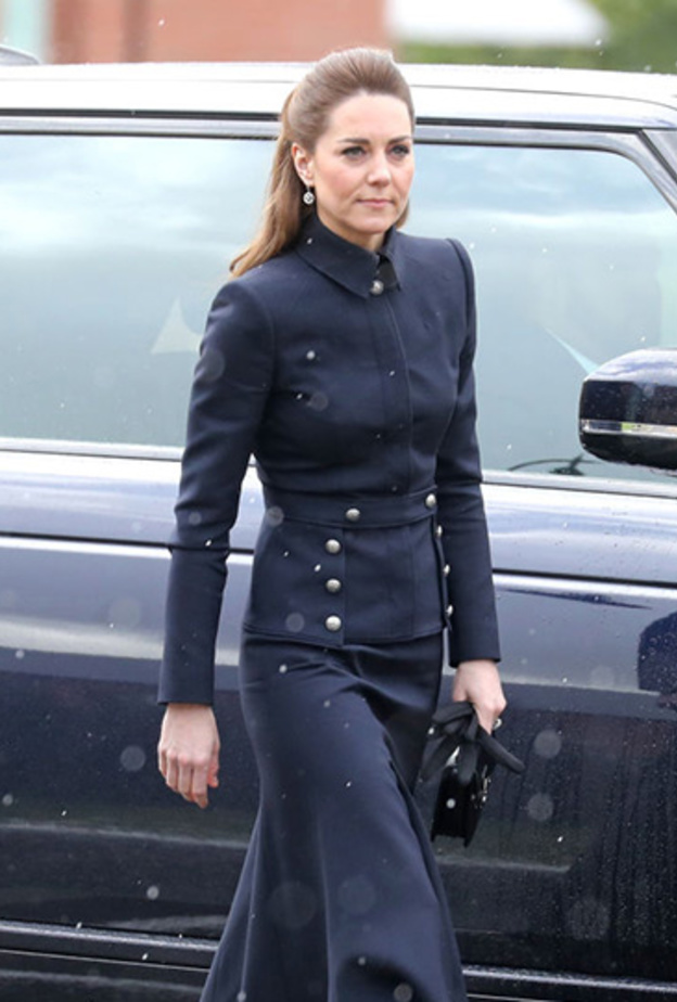 أكملت اللوك بجزمة سوداء مخملية من ماركة رالف لورين