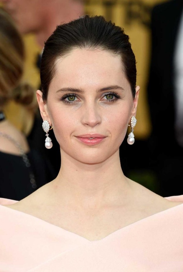 فيليسيتي جونز بزوج من الأقراد الأنيقة المصنوعة من اللؤلؤ من ماركة  Chanel