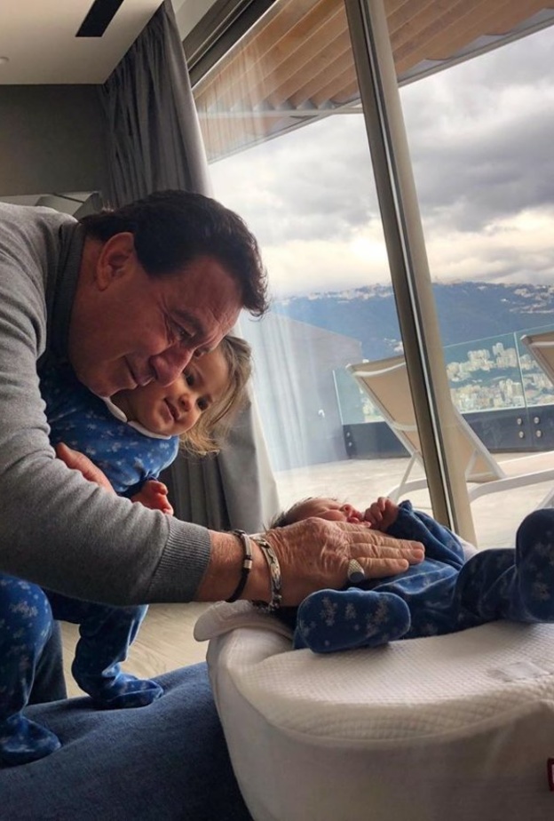 صورة حميمة تجمع والد وسام بريدي بحفيدتيه بيلا ماريا وآية صوفيا