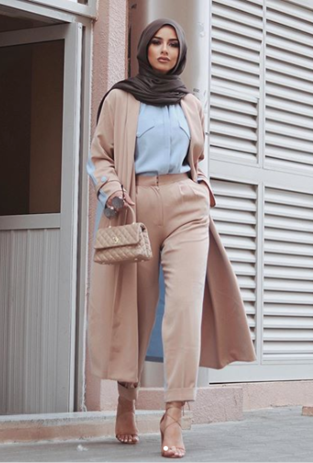 اطلالة أنيقة باللون البيج نسقتها سهى