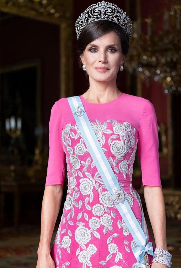 فستان زهري واسع من تصميم كارولينا هيريرا