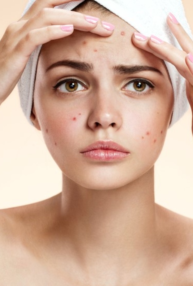 تجنبي وضع مكياجك يومياً لإستراحة البشرة وتنظيفها