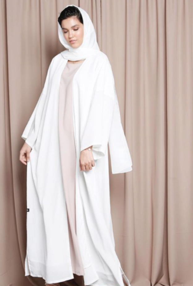 الأبيض الراقي مع تطريزات ناعمة وملونة بتصميم من عبايات Feradje