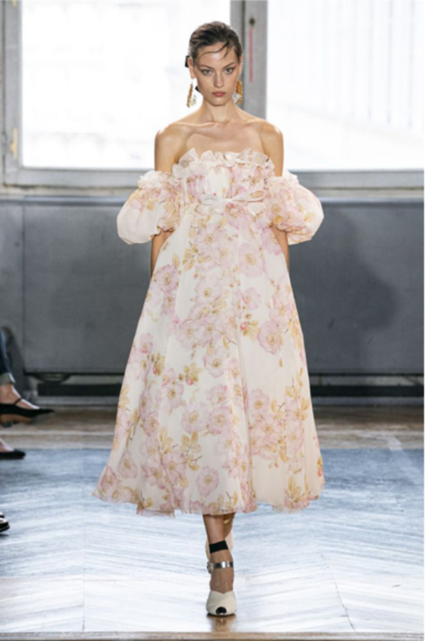 فساتين سهرة ناعمة اوف شولدر استوحي منها اطلالتك في عيد الحب 2020 من Alexander McQueen