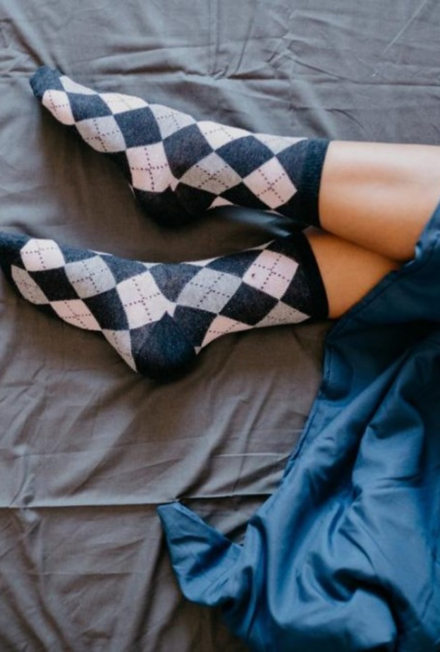  ارتداء الجوارب يساعد على النوم الصحي