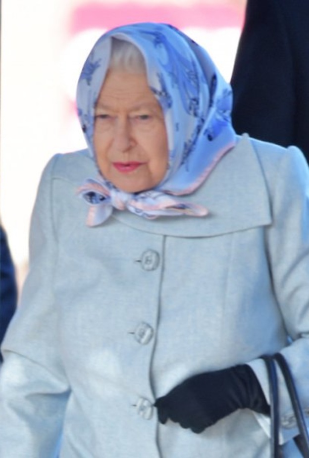 ملكة بريطانيا تستقل قطار متجها إلى لندن