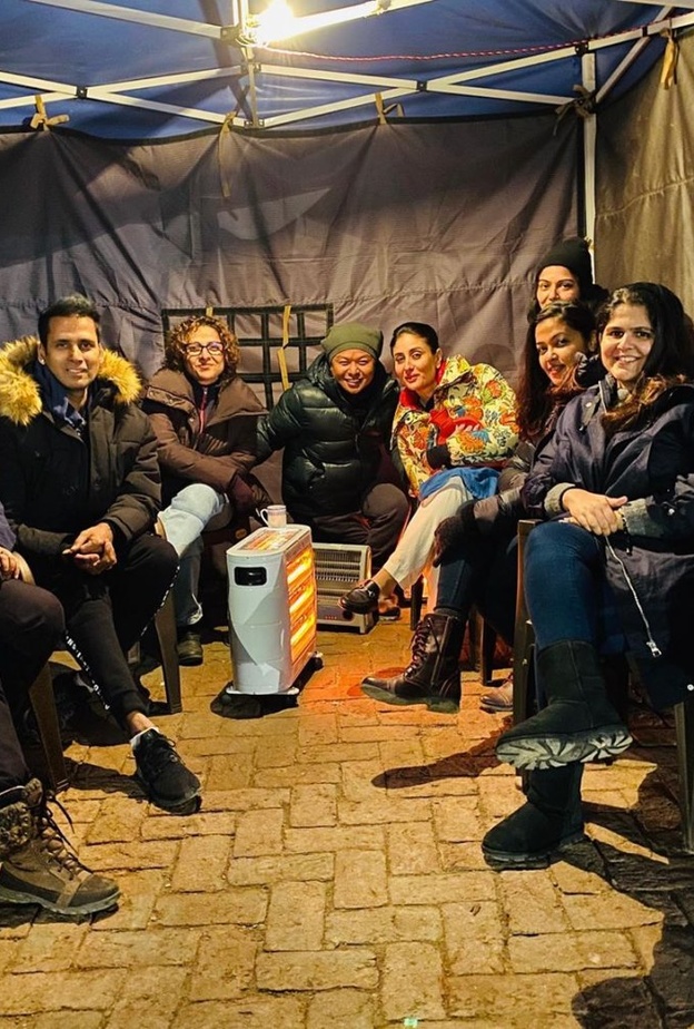 كارينا كابور وفريق عمل فيلمها يحتمون من البرد بخيمة ومدفئة