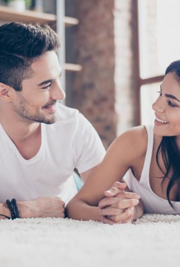 5 أفعال تعزز الرومانسية بين الزوجين