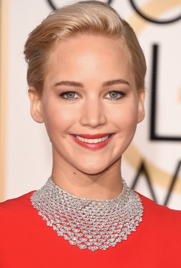 جينيفر لورانس بإطلالة جذابة بزوج من الأقراط الأنيقة من ماركة Beladora