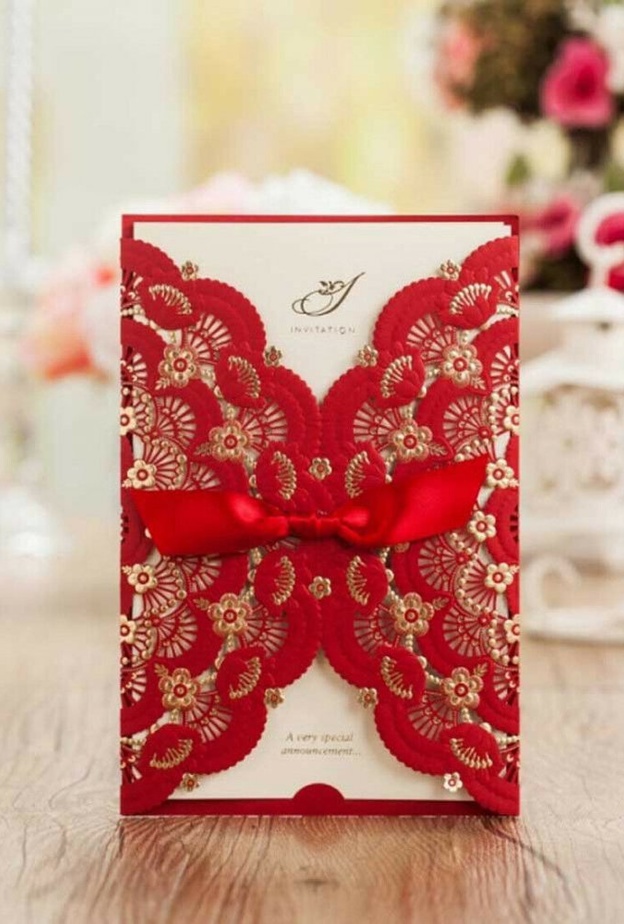 ارفقي الكروت الحمراء مع وردة خاصة بالكارت