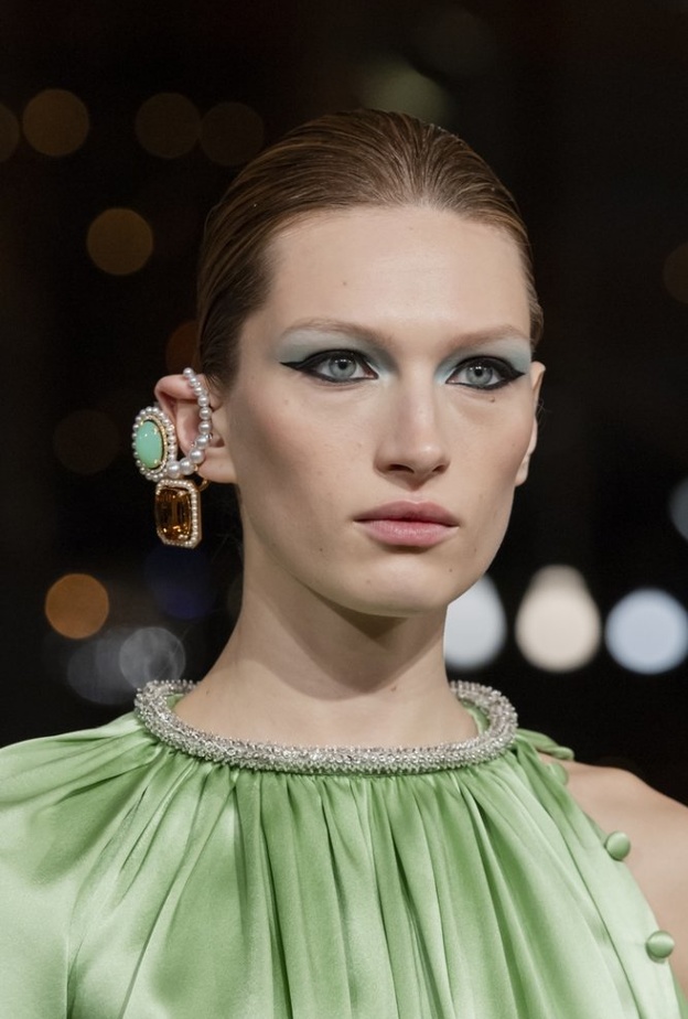  رسمات آيلاينر سوداء مجنحة من وحي Prabal Gurung