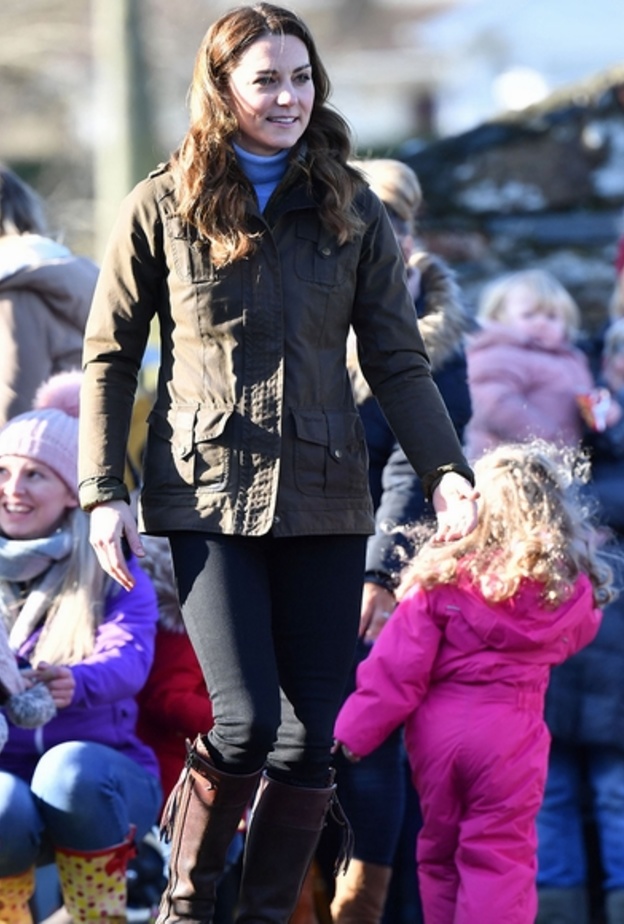 إطلالتها أمس خلال زيارتها شمال إيرلندا تميّزت بالطابع الكاجول