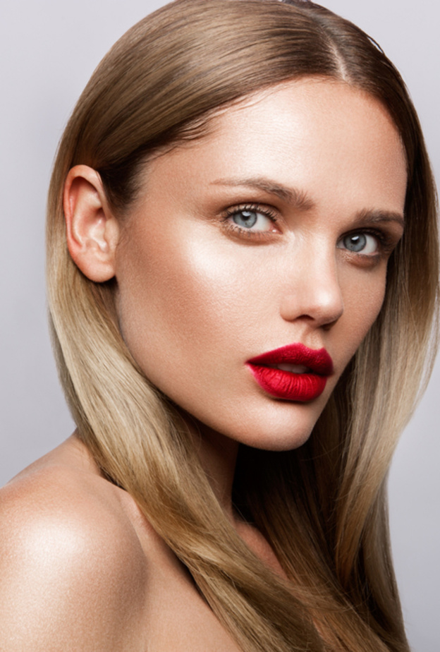 إجعلي أحمر الشفاه يدوم طويلاً باستخدام البودرة على الشفاه