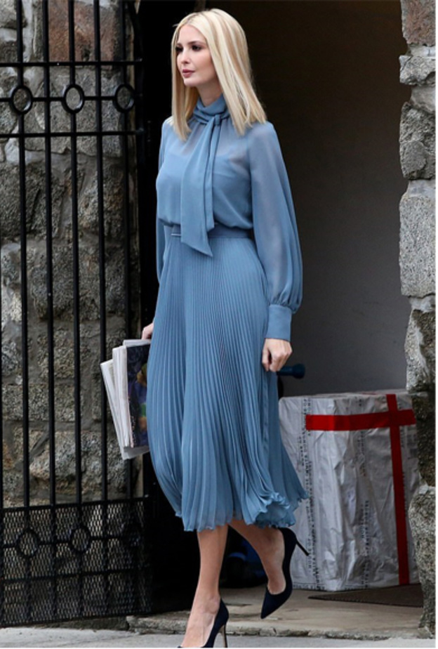 لفتت إيفانكا ترامب Ivanka Trump الانظار باختيارها صيحة المعطف الواسع والطويل من توقيع Suzannah