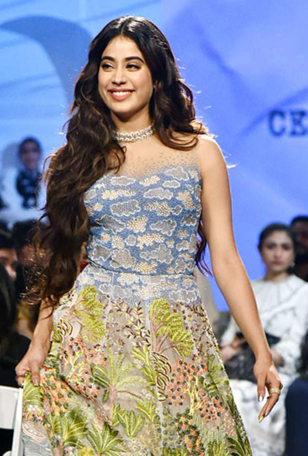 نجوم ومشاهير بوليوود في افتتاح أسبوع لاكمي للموضة لعام 2020