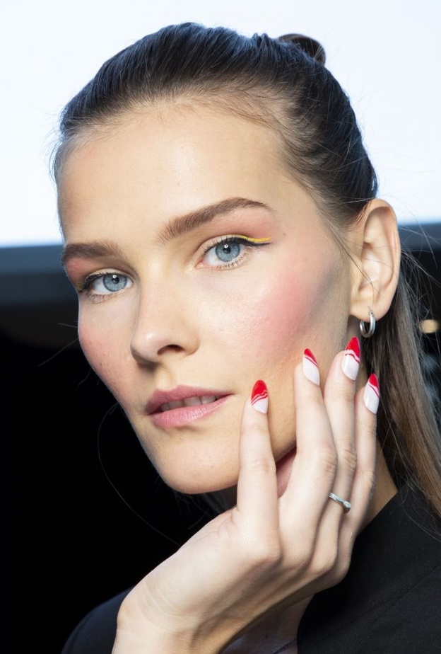 افكار رسومات اظافر باللون الاحمر لربيع 2020 من Ulla Johnson