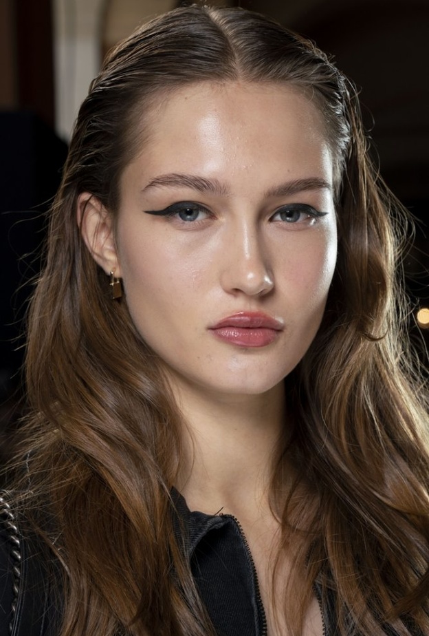 رسم الايلاينر الاسود على الجفون العليا للعين من Blumarine