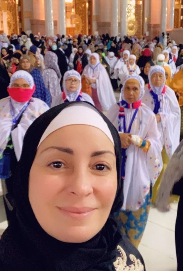 نرمين الفقي تؤدي مناسك العمرة