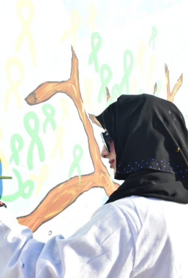 التشكيلية نوف خصيفان من الفنانات المشاركات في كات في الجدارية