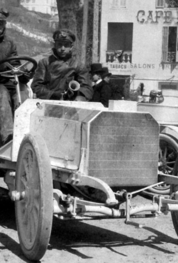 أول سيارة مرسيدس عام 1900